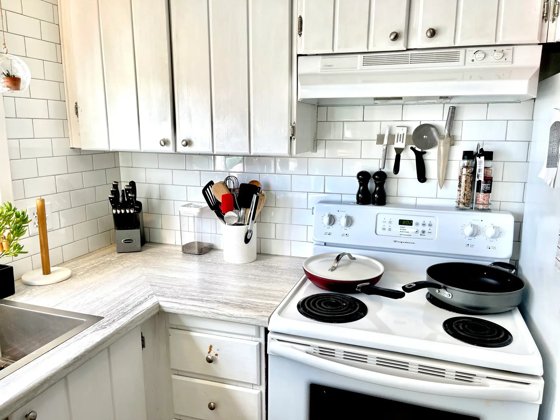 White kitchen with white stove cleaned by ServiceCabareda