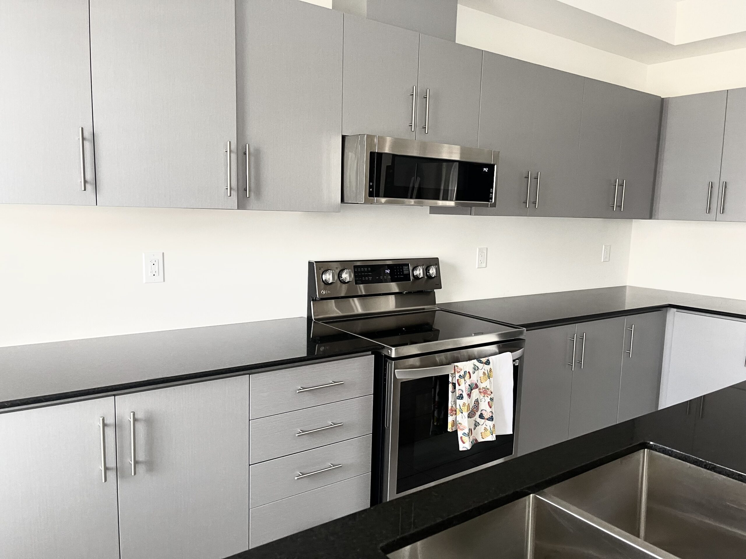 Modern clean kitchen by ServiceCbareda