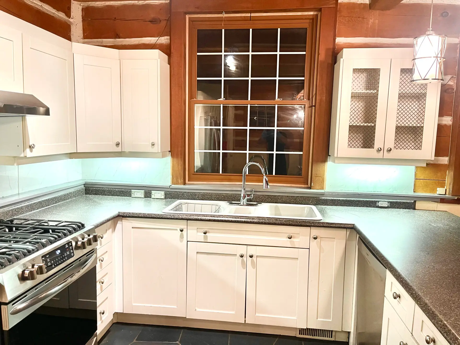 Clean kitchen by ServiceCabareda with oven and sink