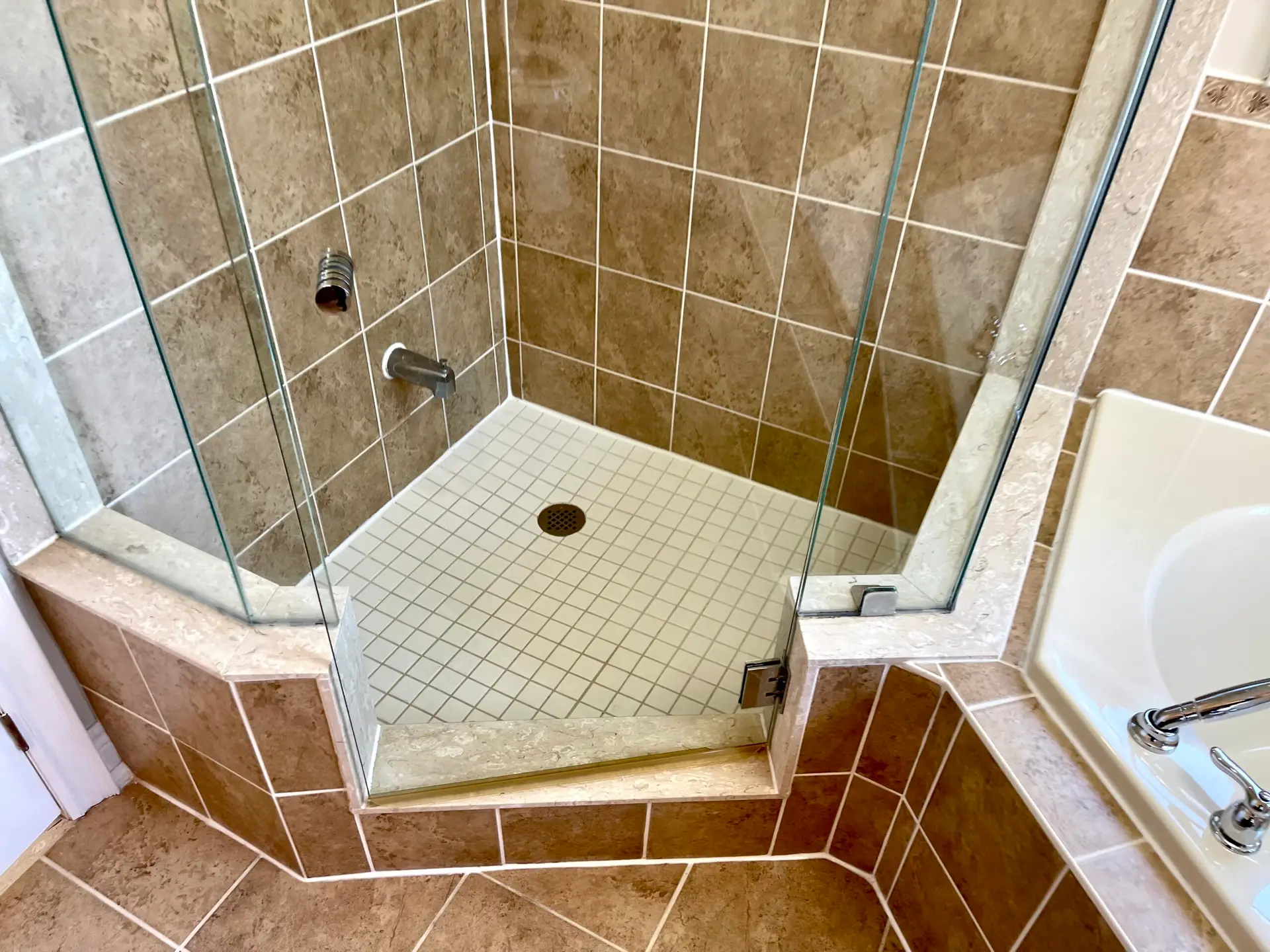 Clean Shower in Bowmanville by ServiceCabareda